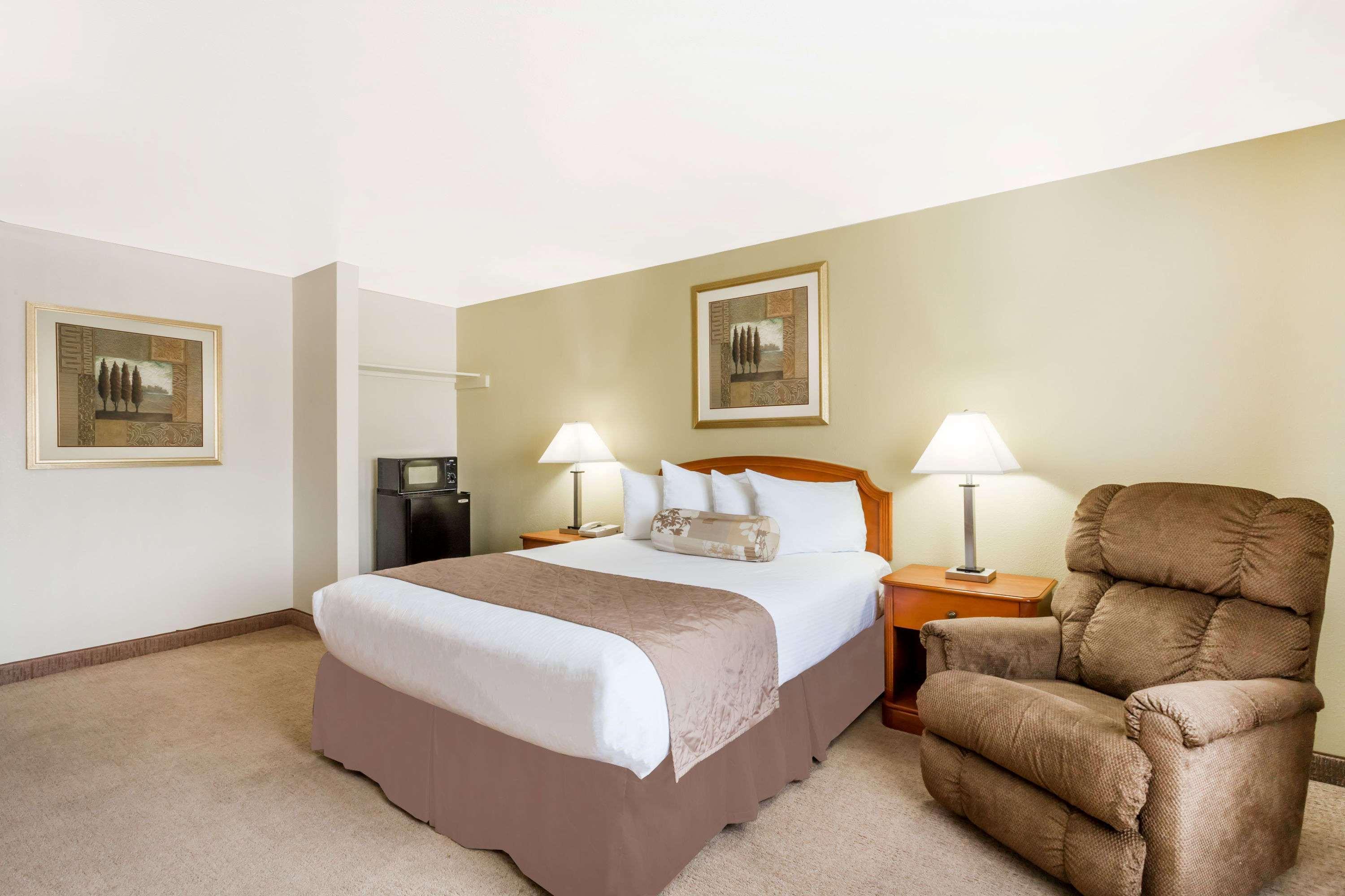 Ramada By Wyndham Ely Exterior foto