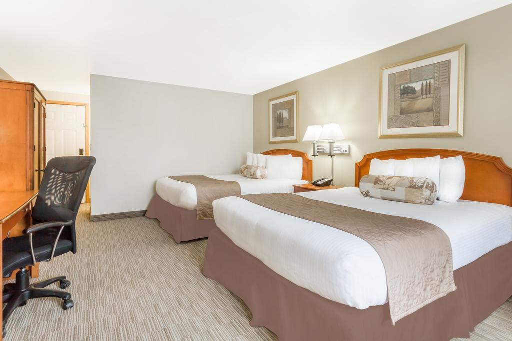 Ramada By Wyndham Ely Exterior foto
